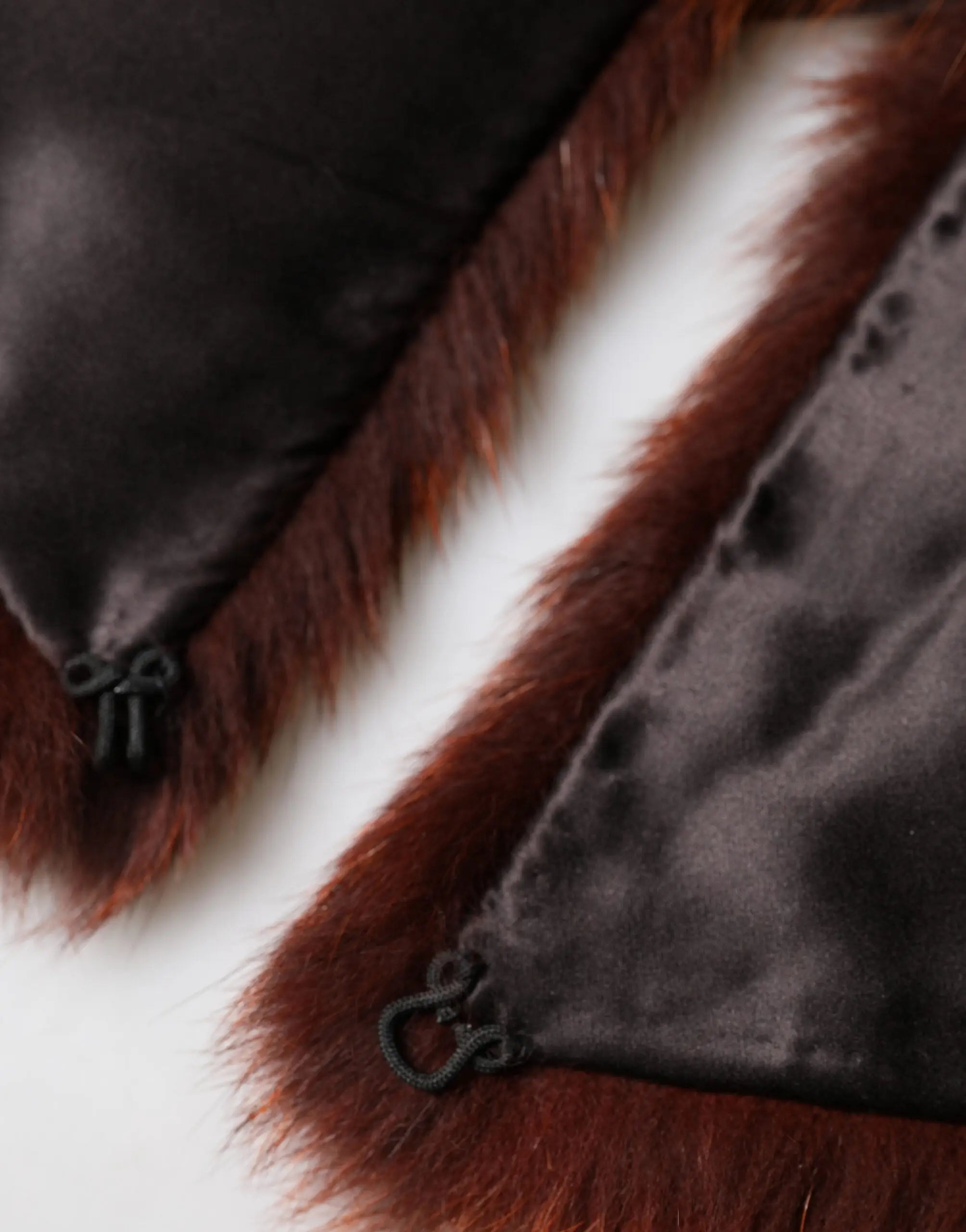Écharpe dolce & gabbana pour femme en satin gris foncé avec col en fourrure marron rougeâtre et fermoirs à boutons noirs