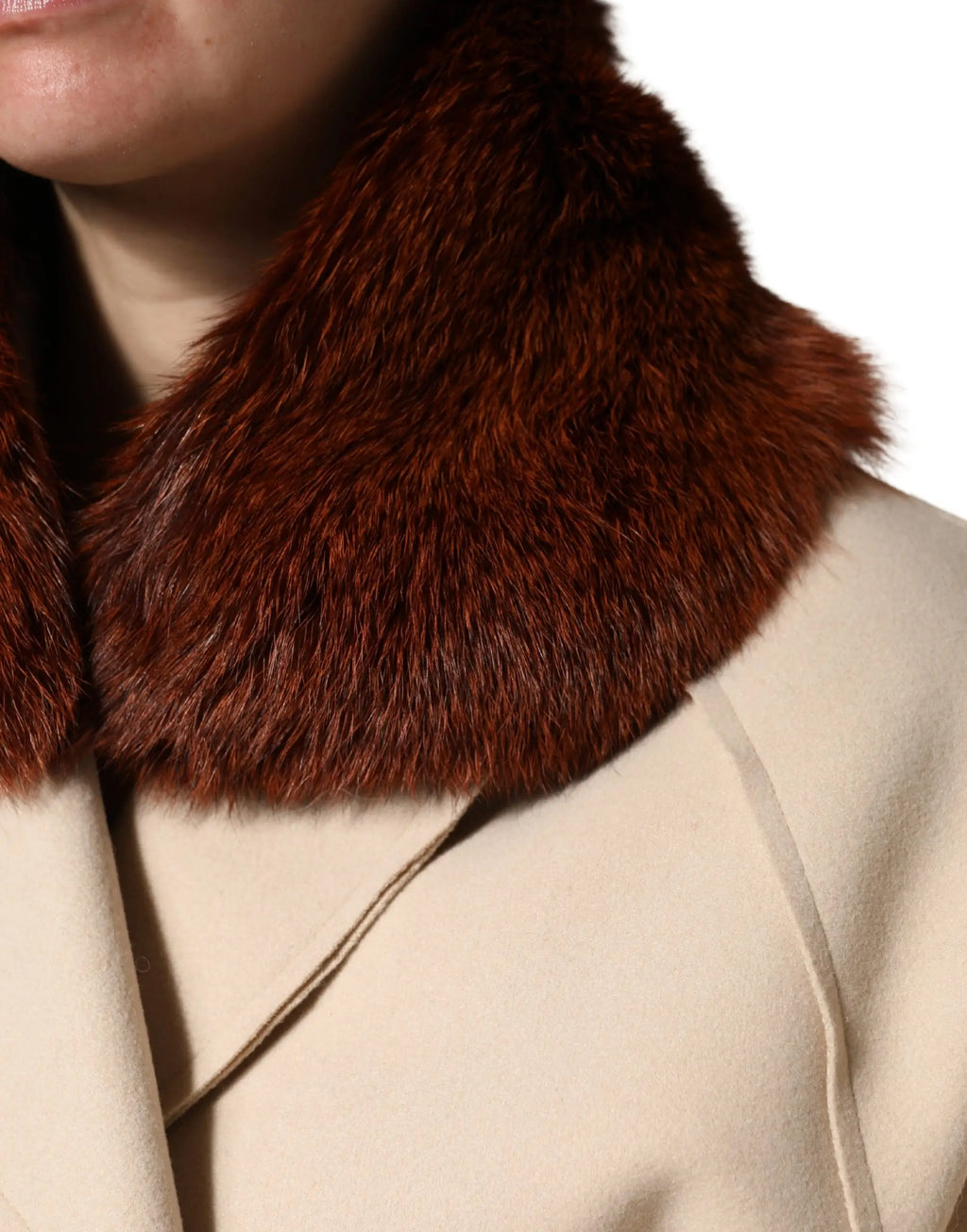 Col marron riche en fausse fourrure douce et luxueuse ornant le col d’un manteau crème dolce & gabbana