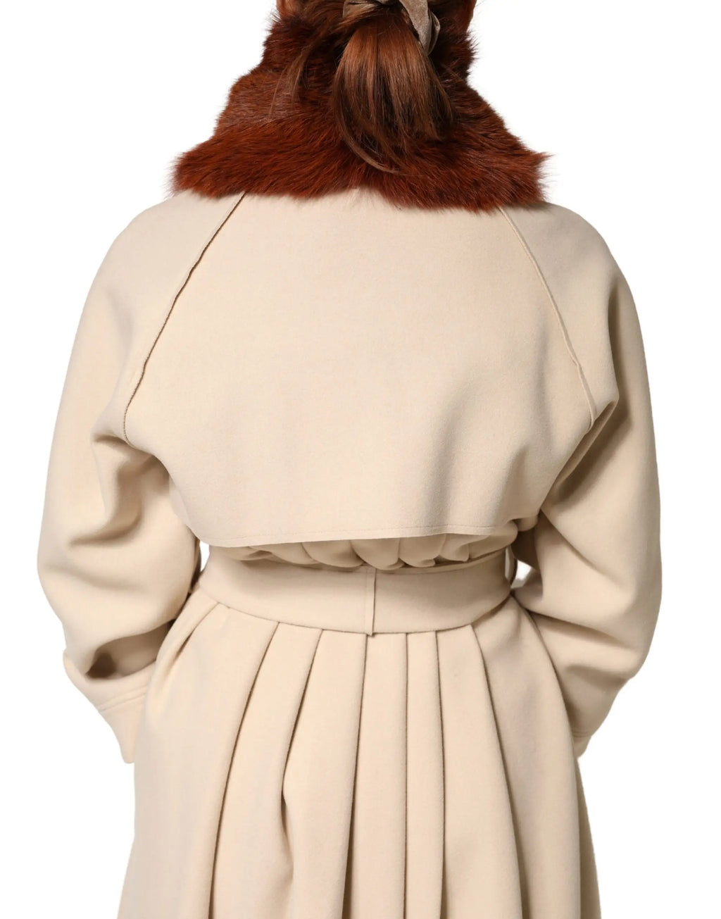 Béige trench coat avec col en fourrure dorigine brun et jupe plissée présenté avec écharpe dolce gabbana en vison marron 60cm x 14cm