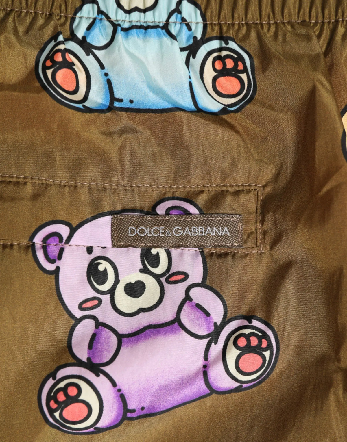 Short marron dolce & gabbana avec imprimé ourson coloré en violet bleu clair et pattes roses, short homme pour natation