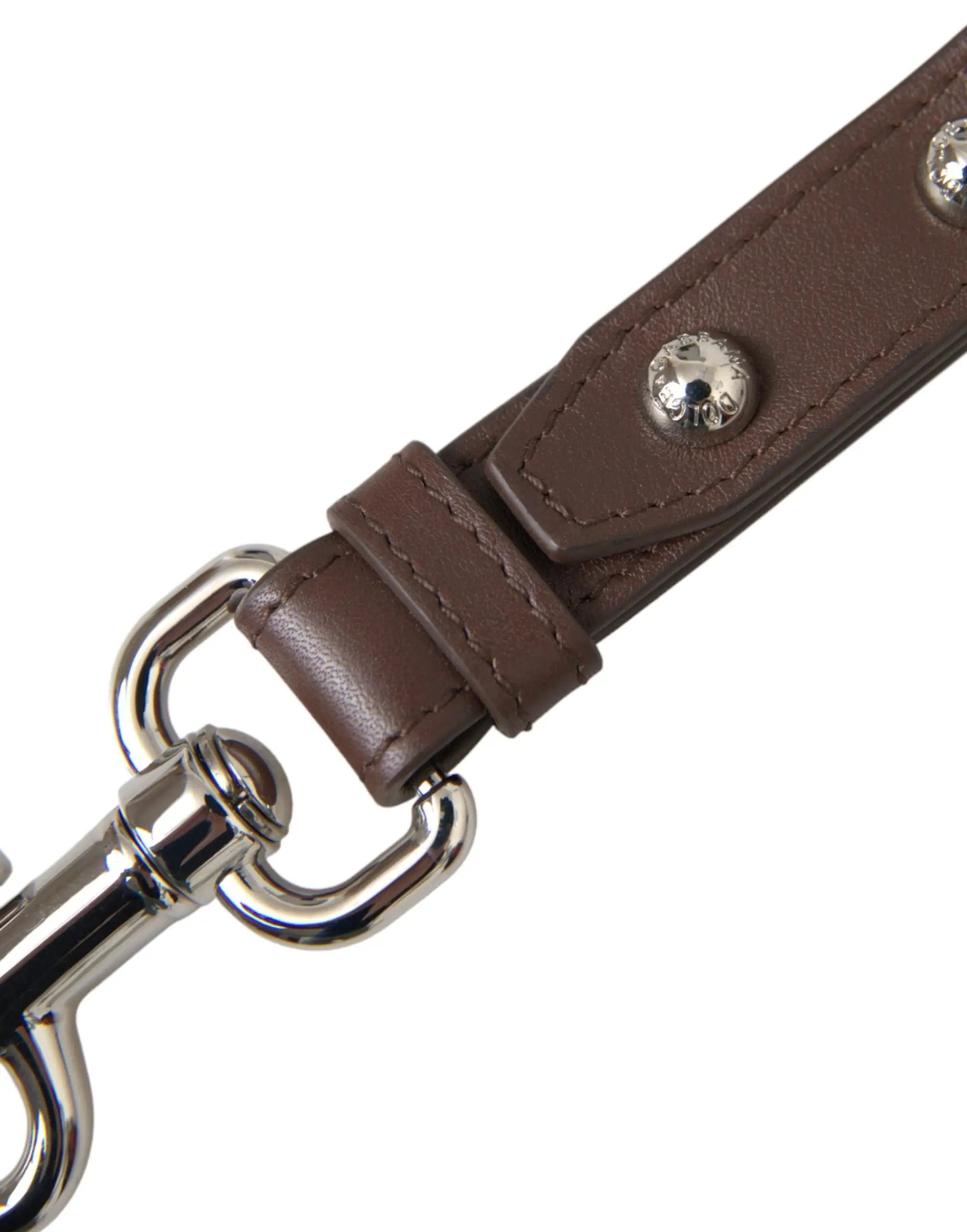 Porte-clés dolce & gabbana en cuir marron avec lanière en cuir et ferrures argentées ornées de clous décoratifs