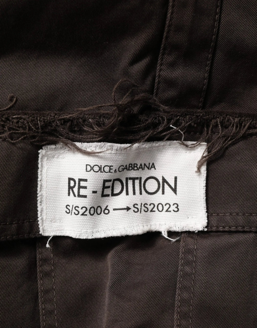 Étiquette blanche tissée dolce & gabbana réédition s/s2006 → s/s2023 sur pantalon cargo marron en coton homme