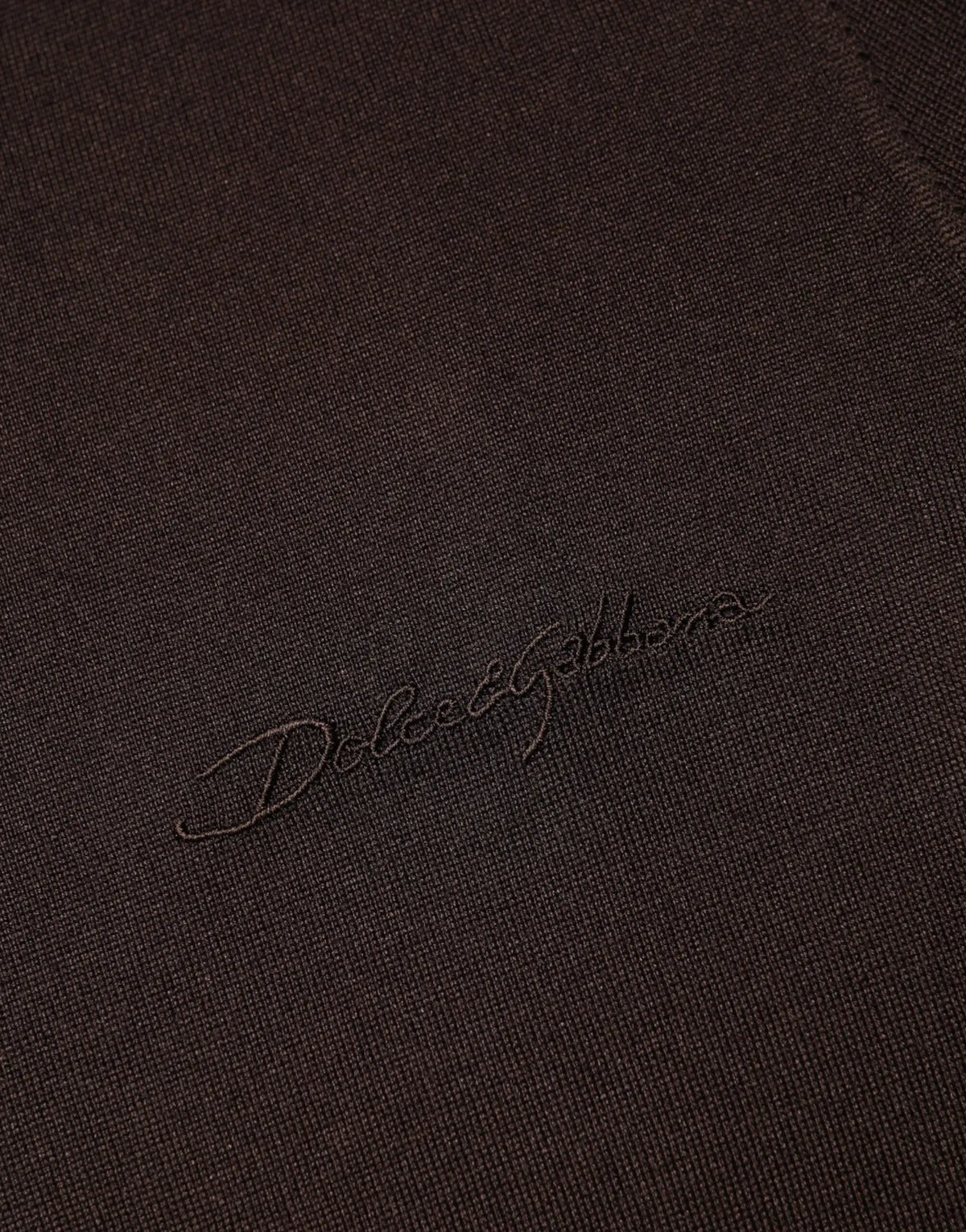 Logo brodé dolce & gabbana marron foncé sur tissu texturé du t-shirt marron en soie à col rond et manches courtes