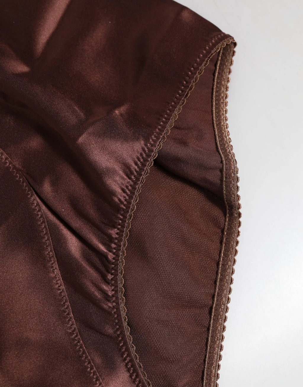 Dolce & Gabbana lingerie marron en satin stretch avec dentelle délicate et taille haute pour maintien confortable