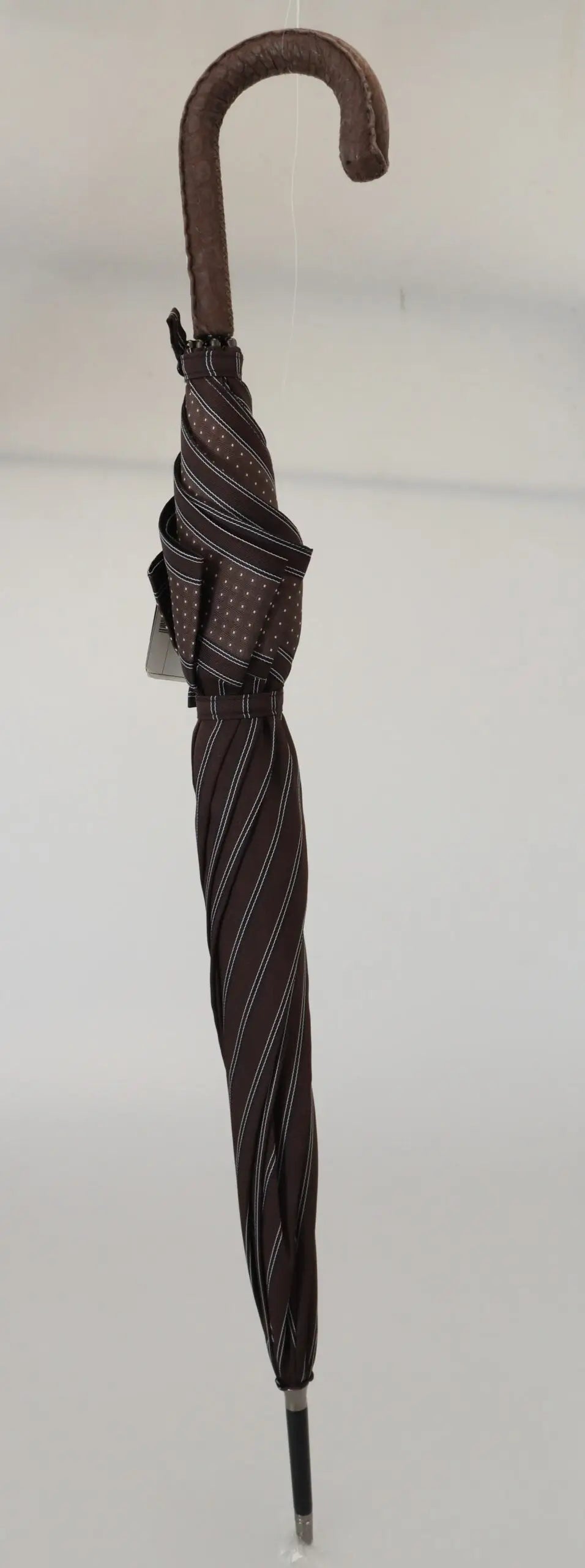 Parapluie pliable dolce & gabbana marron avec poignée en cuir incurvée et canopy rayé fin blanc
