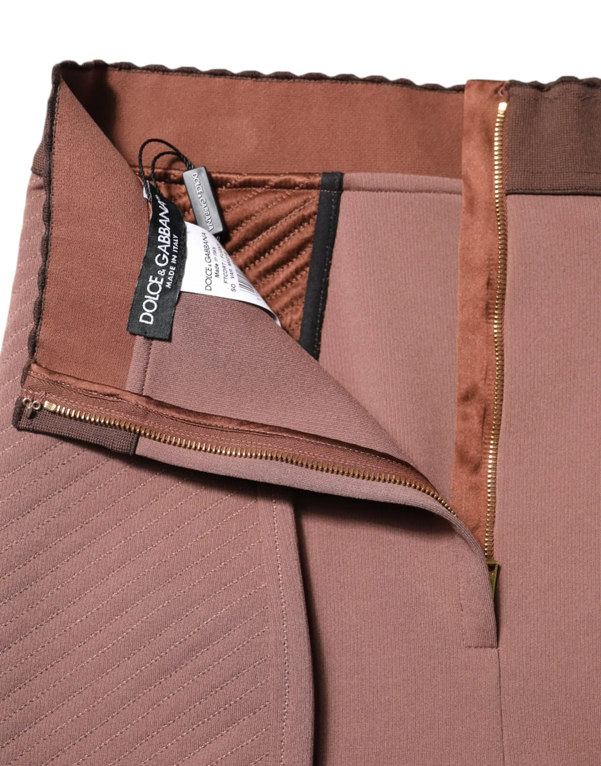 Dolce & gabbana brown viscose high waisted hot pants shorts en taupe avec texture diagonale discrète et fermeture éclair cachée