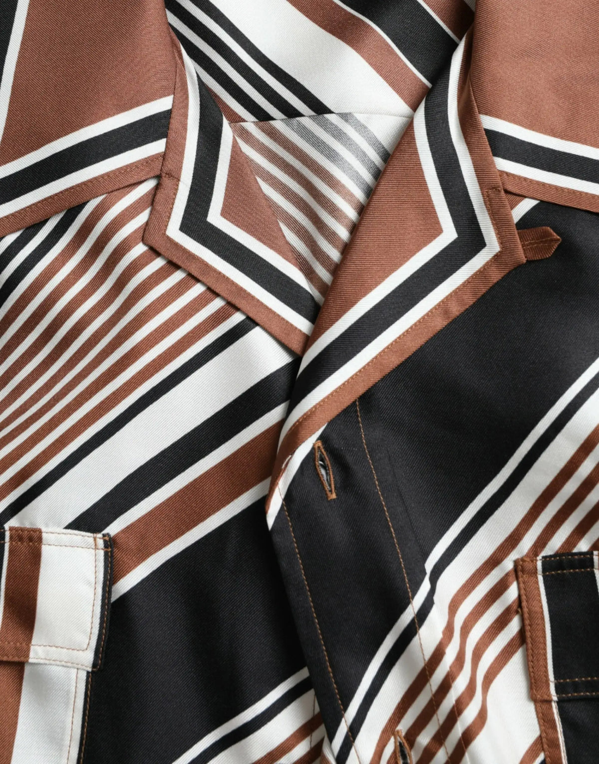 Dolce & Gabbana chemise courte manches rayée marron blanc noir en soie avec motif géométrique audacieux