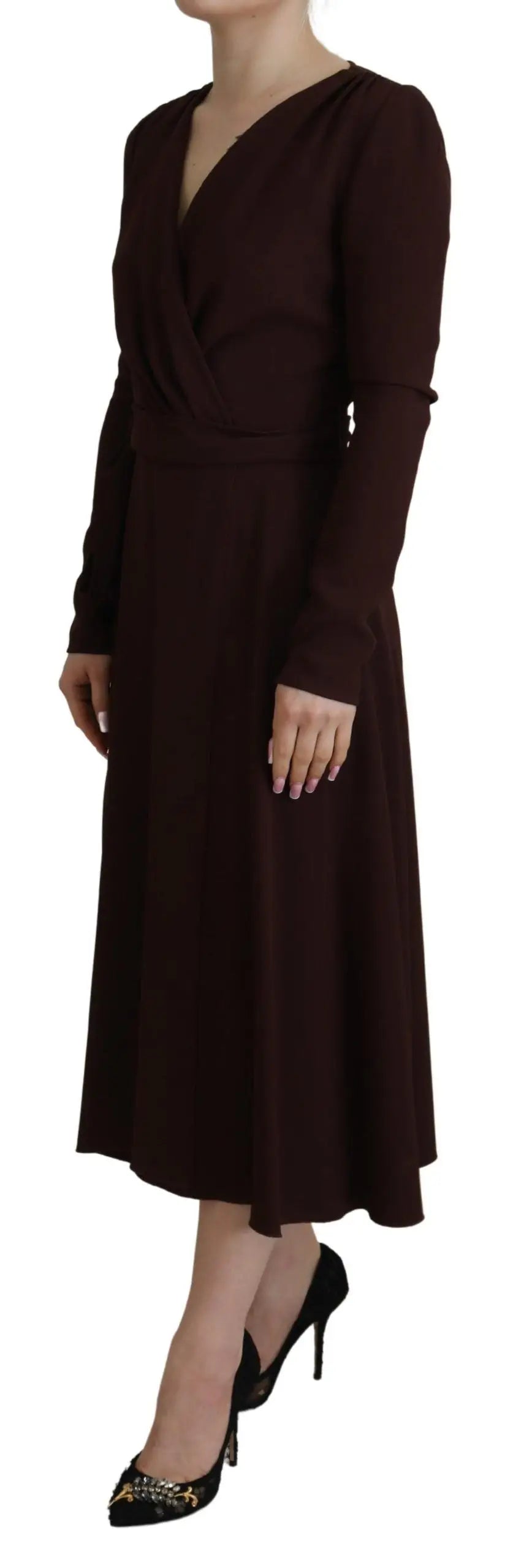 Une femme porte une robe midi portefeuille marron dolce & gabbana à manches longues en tissu stretch ajustée à la taille