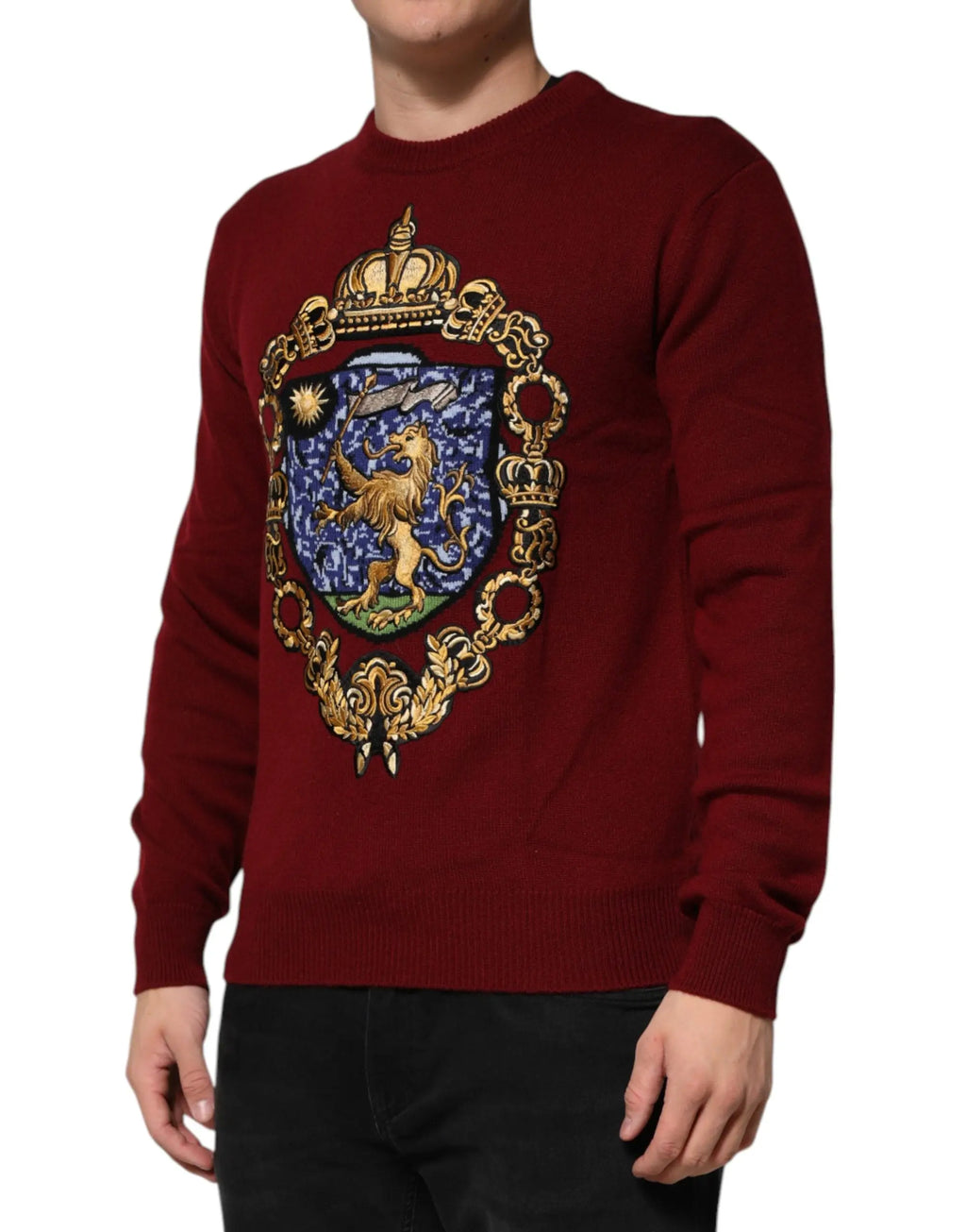 Pull-over en cachemire burgundy dolce & gabbana avec un lion doré brodé et un blason ornemental complexe