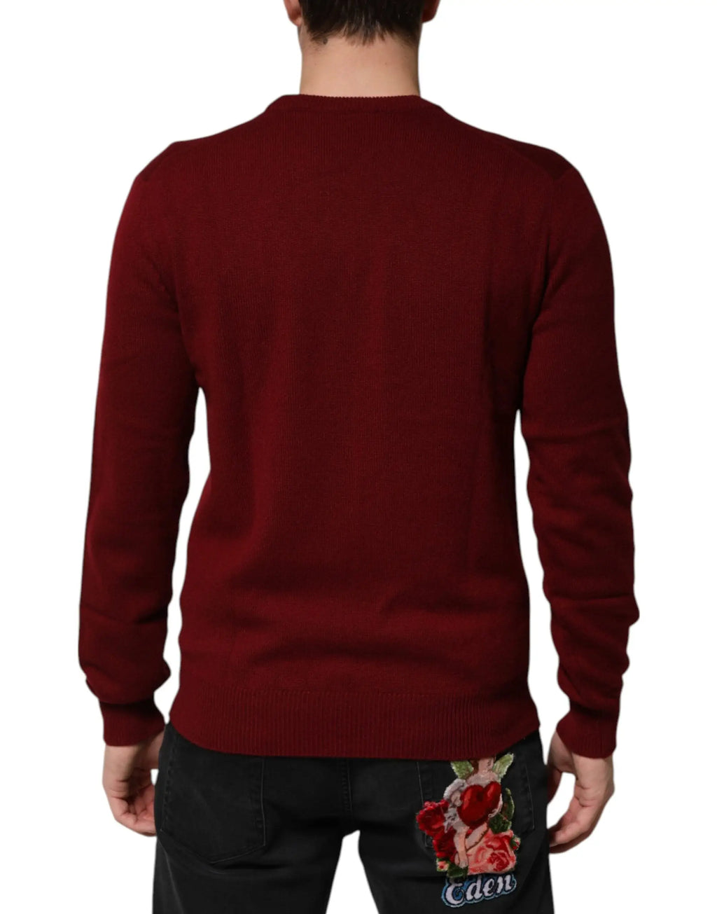 Vue arrière d’un pull dolce & gabbana en cachemire bordeaux avec patch brodé de chérubins tenant des roses rouges