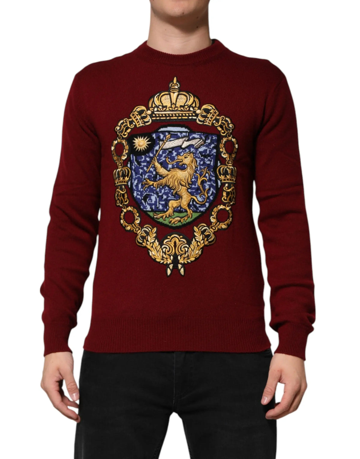 Pull over rouge bordeaux en cachemire dolce gabanna avec un écusson brodé lion doré et détails ornés