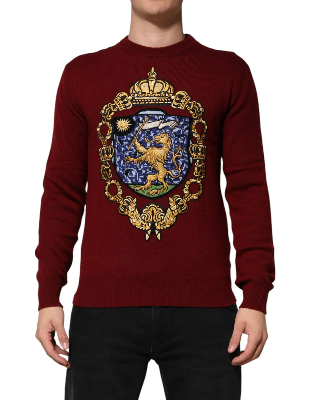 Pull over en cachemire bordeaux dolce gabbana avec un blason brodé complexe incluant un lion doré et des couronnes