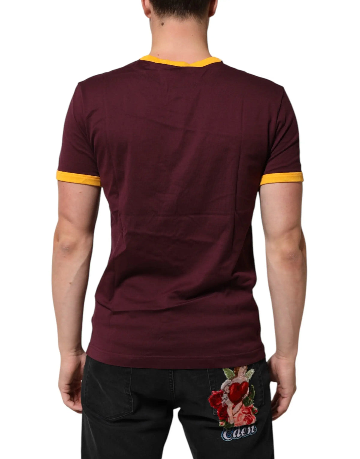 Vue du dos d un t-shirt en coton bordeaux dolce & gabbana à manches courtes avec liseré jaune et broderie florale