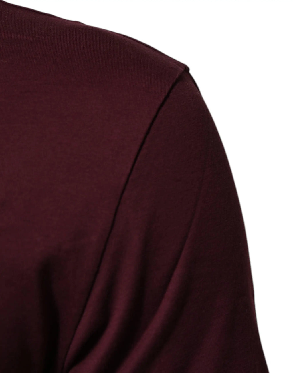 Gros plan d un t shirt dolce & gabbana bordeaux en coton avec manches longues et coutures discrètes