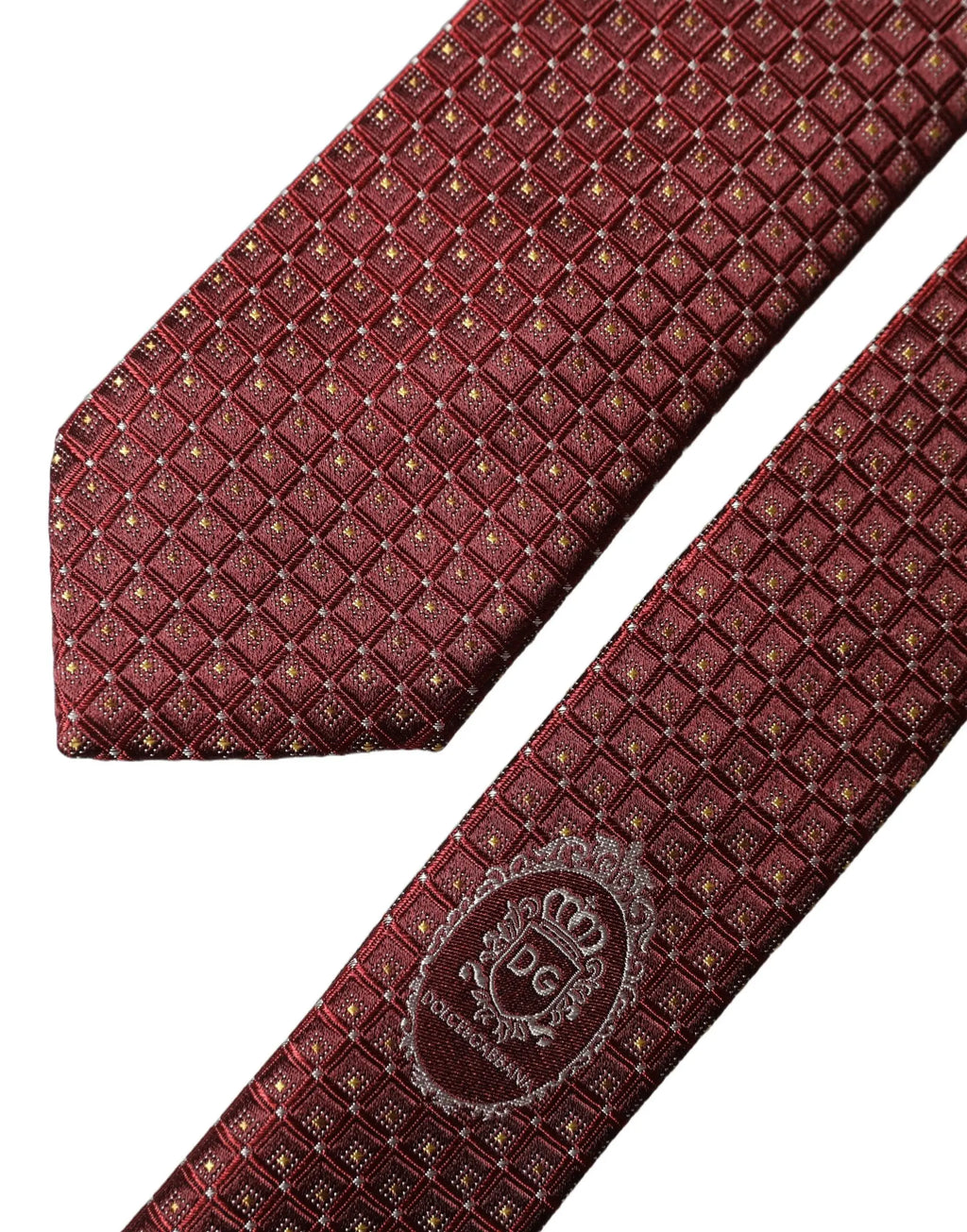 Cravate homme en soie bordeaux dolce gabbana avec motif géométrique et logo dg brodé au verso