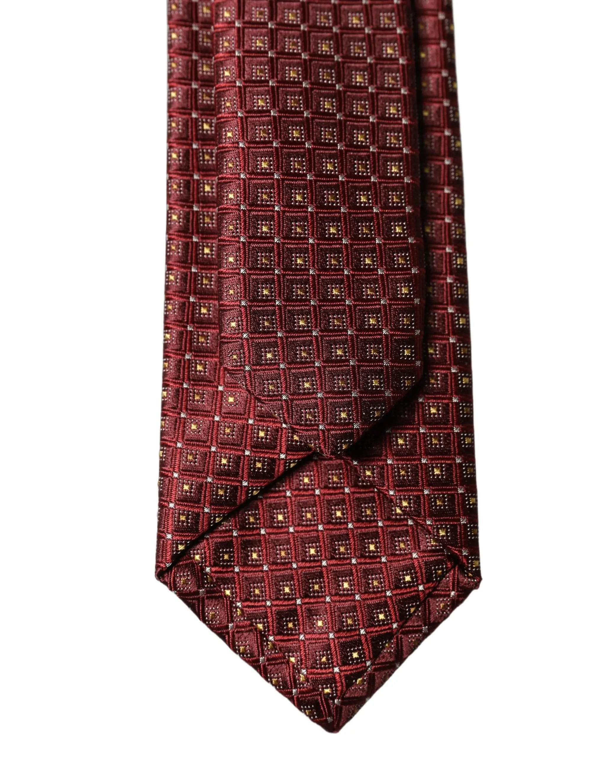 Cravate homme réglable en soie bordeaux dolce gabana avec motif géométrique subtil de carrés entrelacés or et blanc