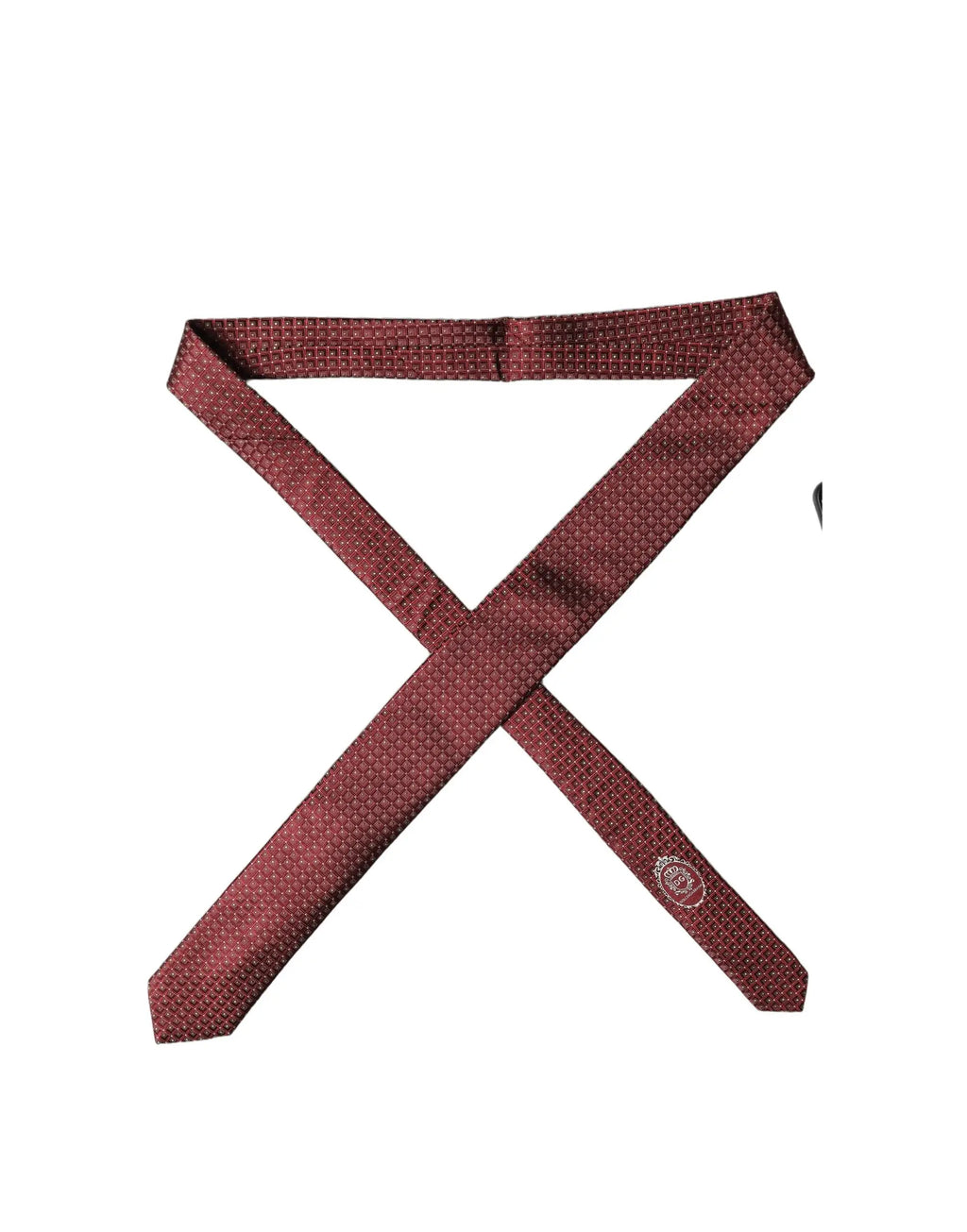 Un nœud papillon homme dolce gabbana bordeaux en soie avec motif géométrique et logo brodé discret