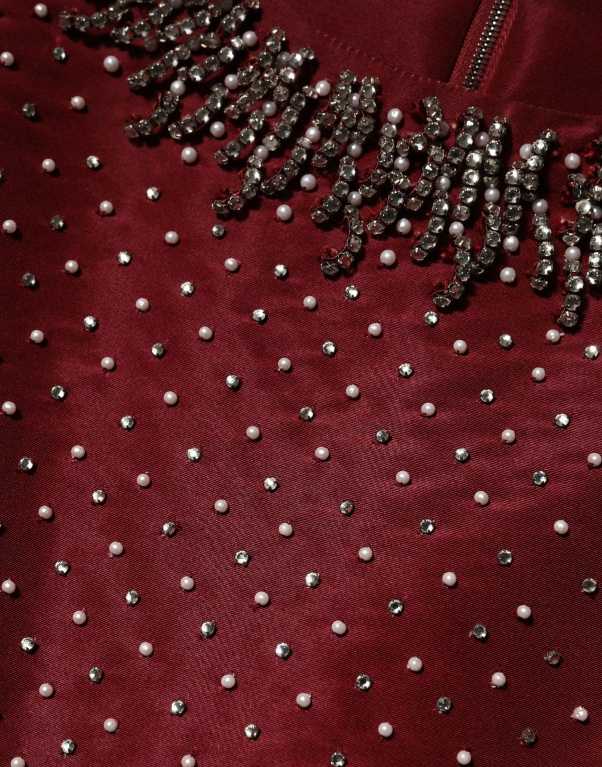 Veste en satin bordeaux riche dolce & gabbana ornée de perles argentées et franges élégantes le long de la fermeture éclair