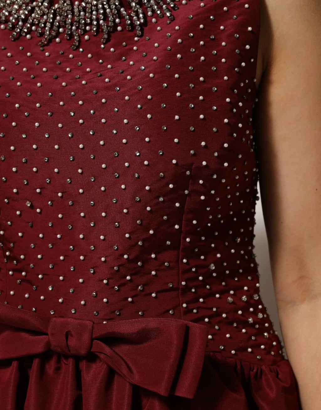Robe de soirée bordeaux en soie dolce gabbana avec broderies argentées et nœud élégant à la taille