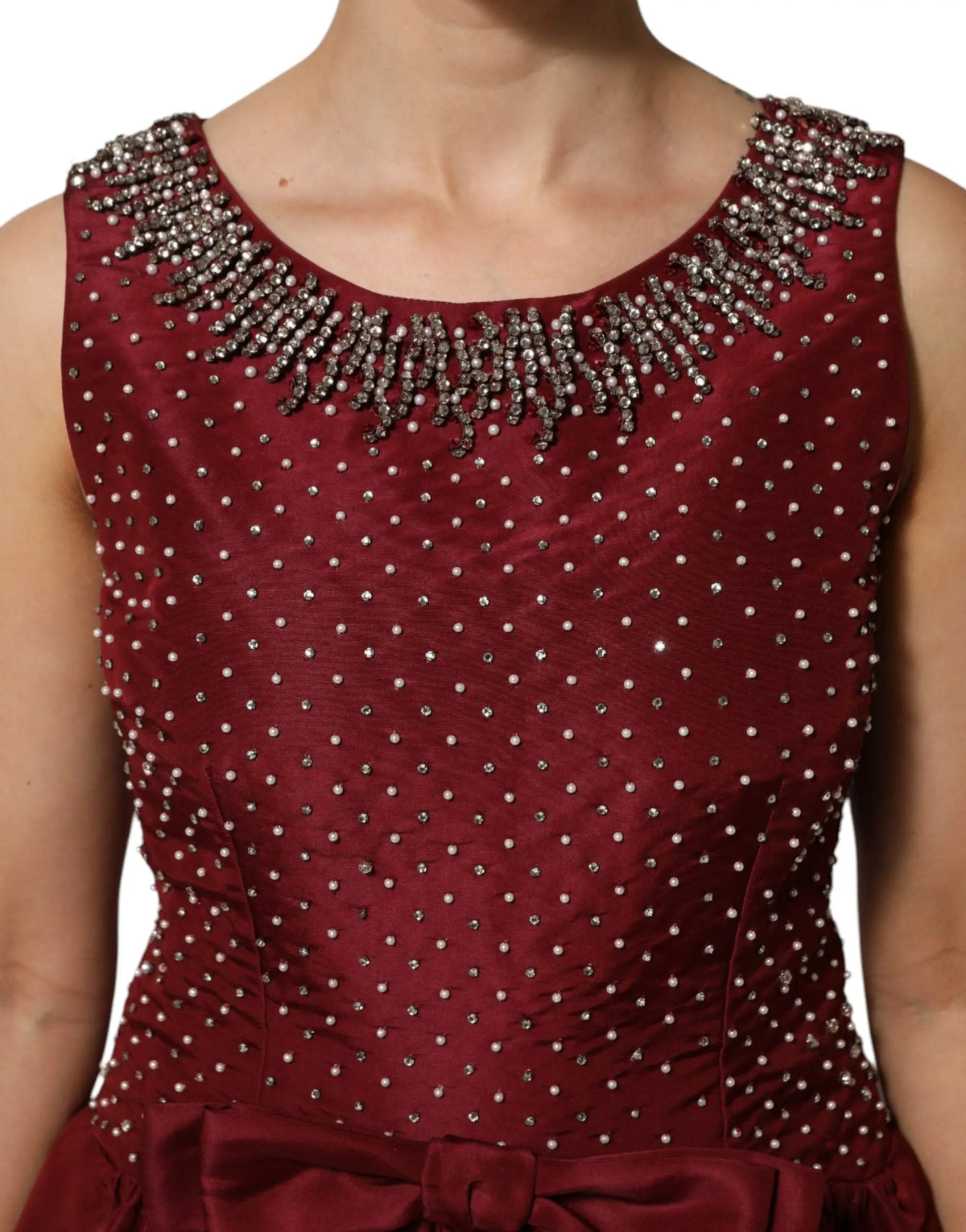 Robe de soirée en soie bordeaux dolce & gabbana ornée de perles argentées sur le corsage en satin