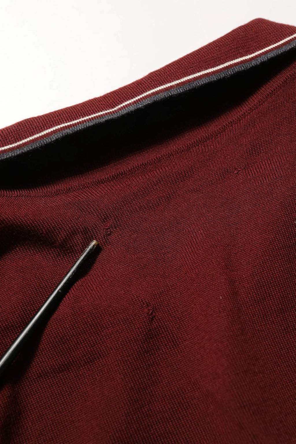 Pull en laine henley bordeaux dolce gabbana avec col côtelé marron et bordures noires blanches et rouges fines