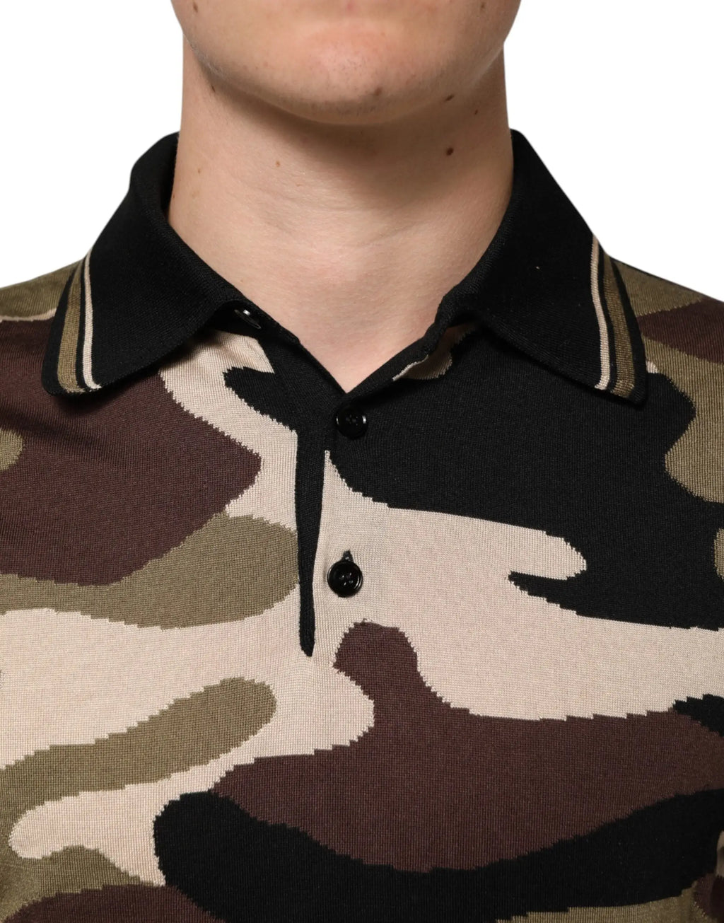 Polo dolce & gabbana en soie kaki camouflage avec col noir et bordures de manches beige fines