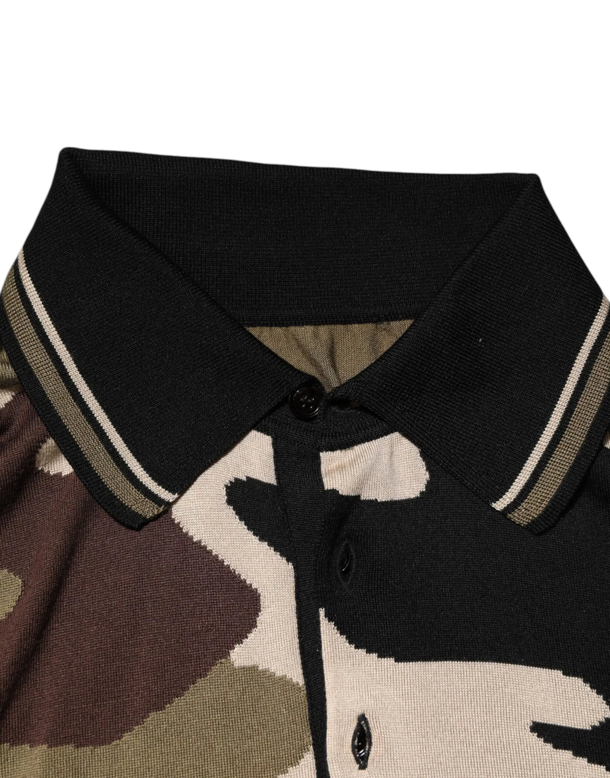 Polo en maille noire dolce gabbana avec motif camouflage marron en soie et col rayé blanc et gris