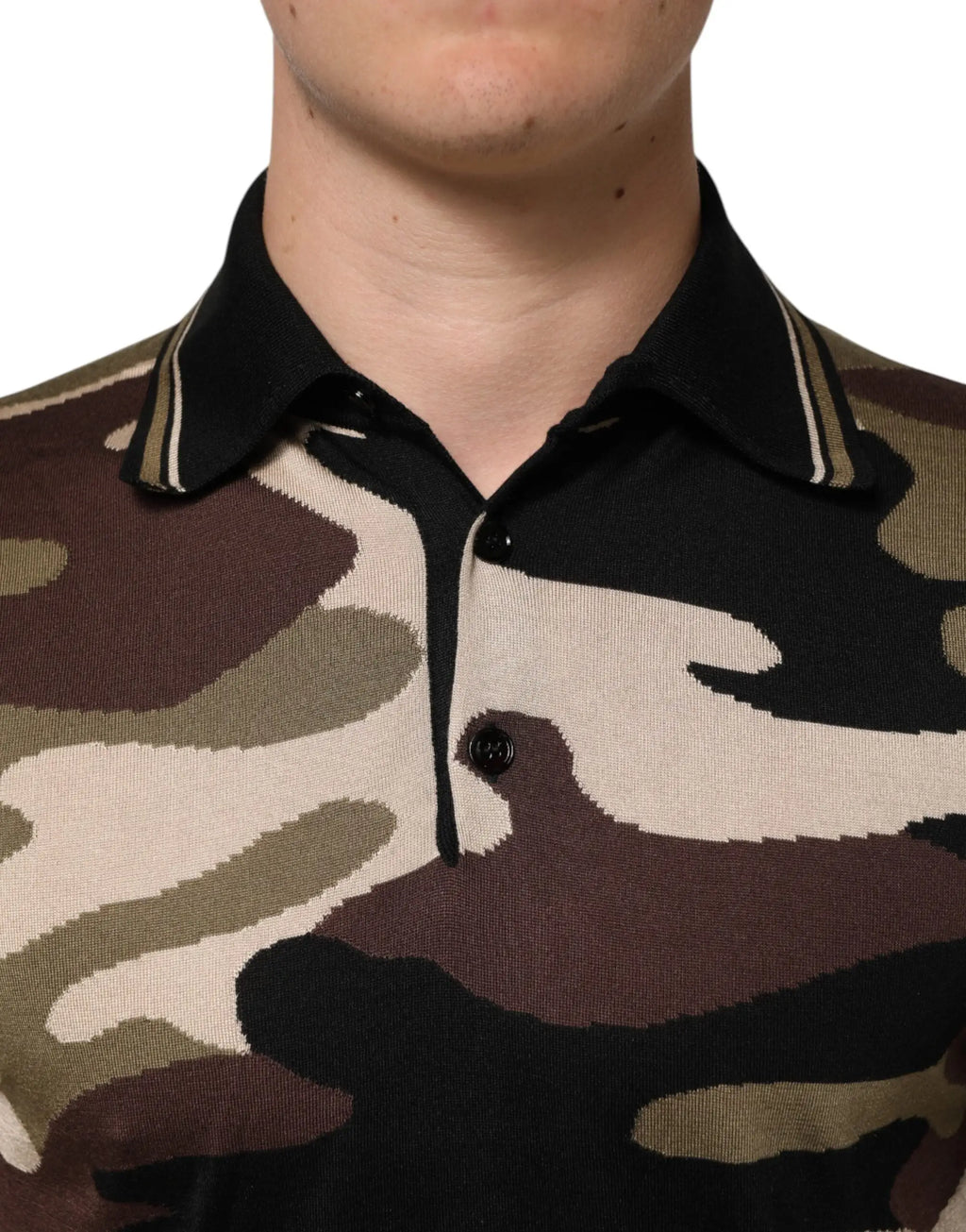 Polo militaire dolce & gabbana en soie marron camouflage noir et beige avec col rayé en maille