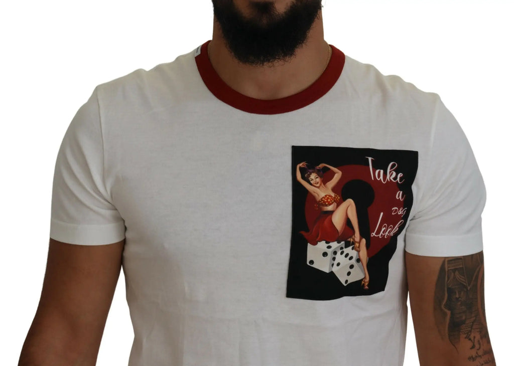 T-shirt blanc en coton dolce & gabbana avec col côtelé rouge et patch vintage femme pin-up et dés sur la poitrine