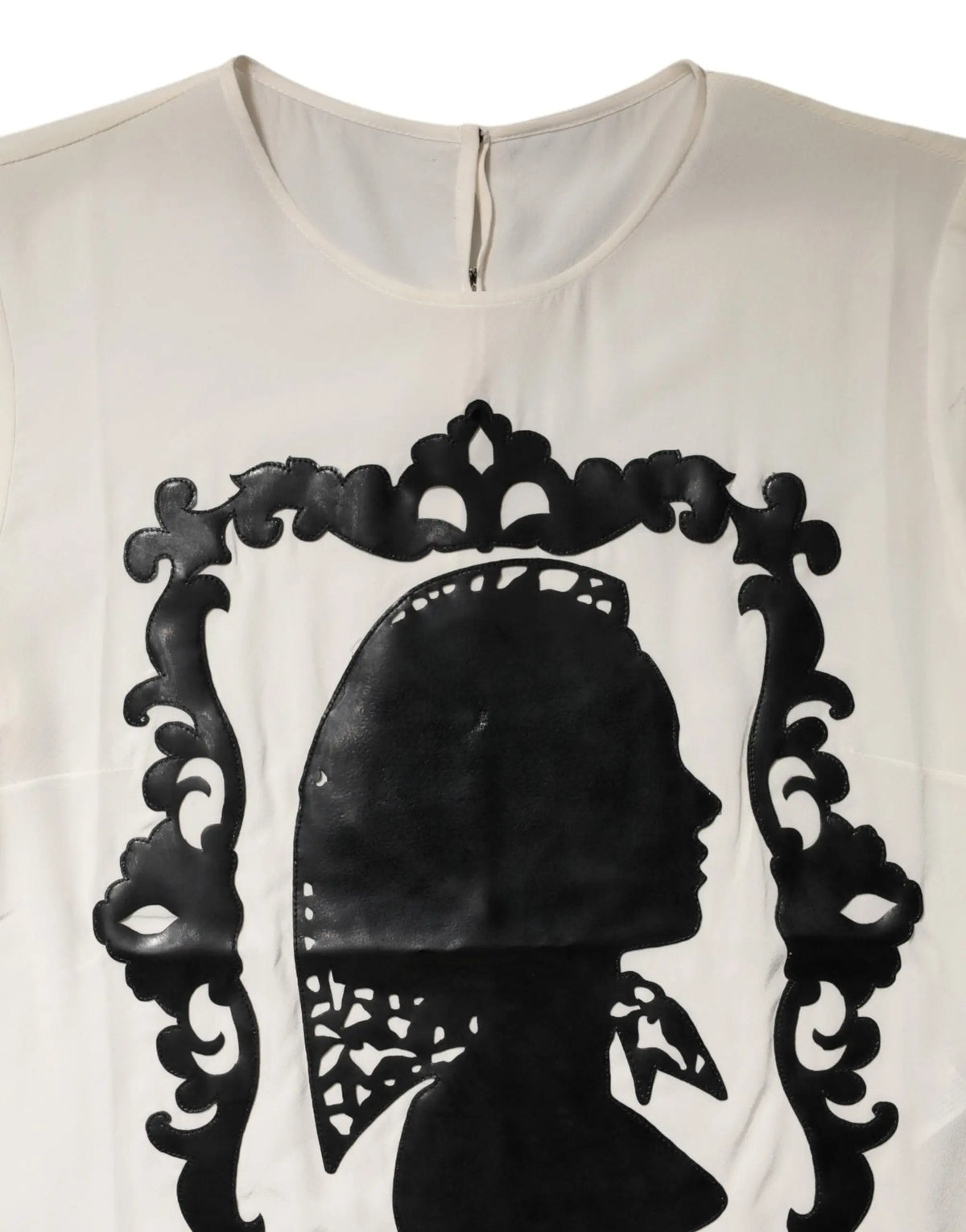 Blouse blanche dolce & gabbana en soie crème avec silhouette noire audacieuse et bordure décorative
