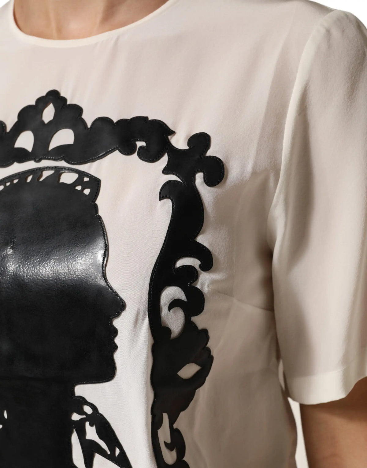 Top manches courtes crème dolce & gabbana en soie avec appliqué noir en cuir en silhouette féminine décorative