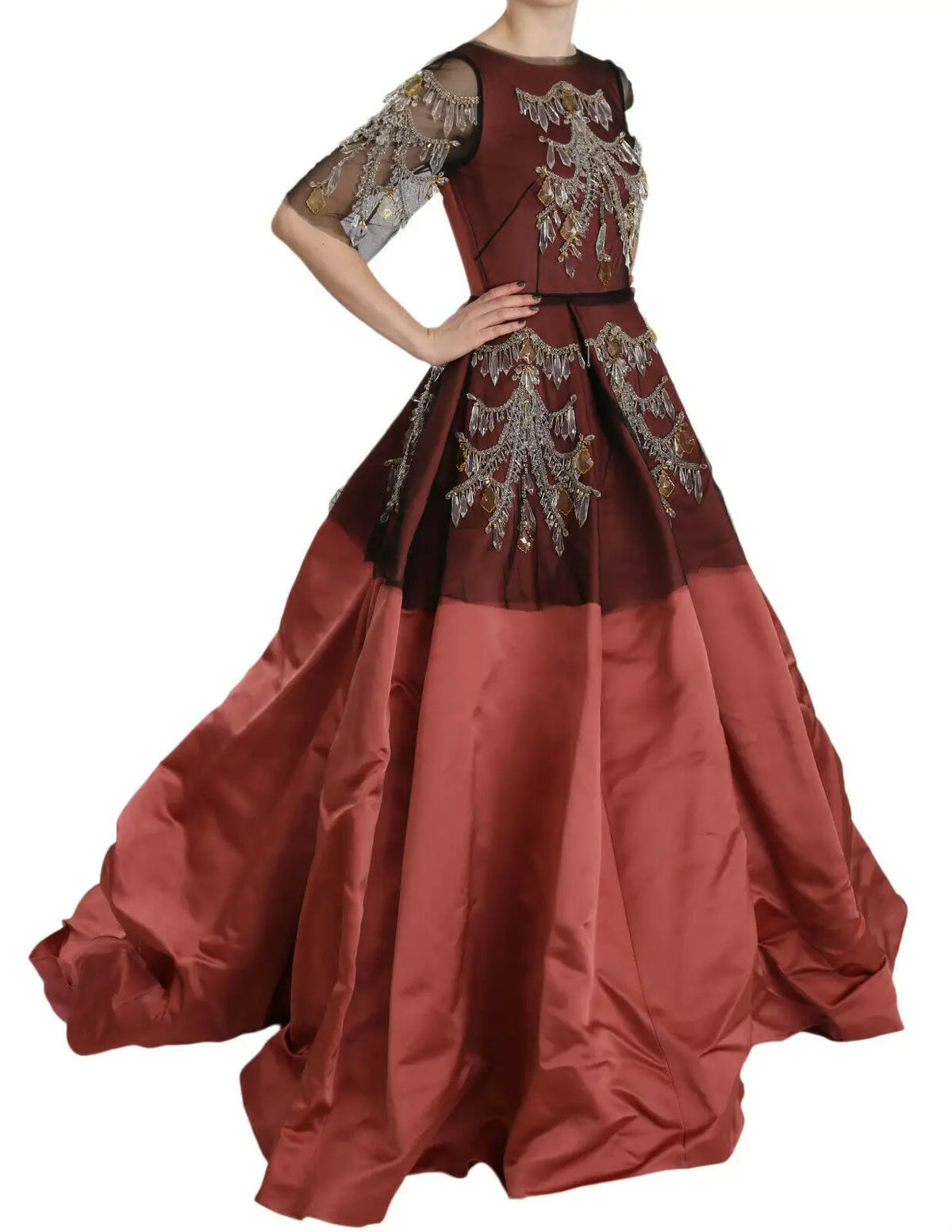 Une robe princesse en satin maroon luxueuse dolce & gabbana avec broderies argentées et dorées complexes