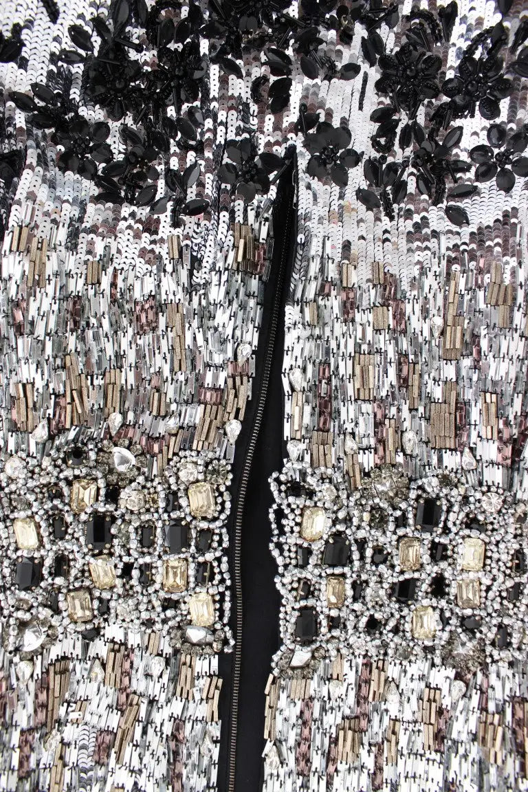 Une robe dolce & gabbana en sequins cristallins argentés avec motifs floraux en perles et cristal et fermeture éclair noire