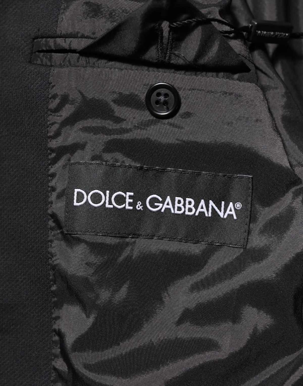 Étiquette noire dolce & gabbana brodée en blanc sur tissu satiné pour veste blazer homme coton bleu foncé