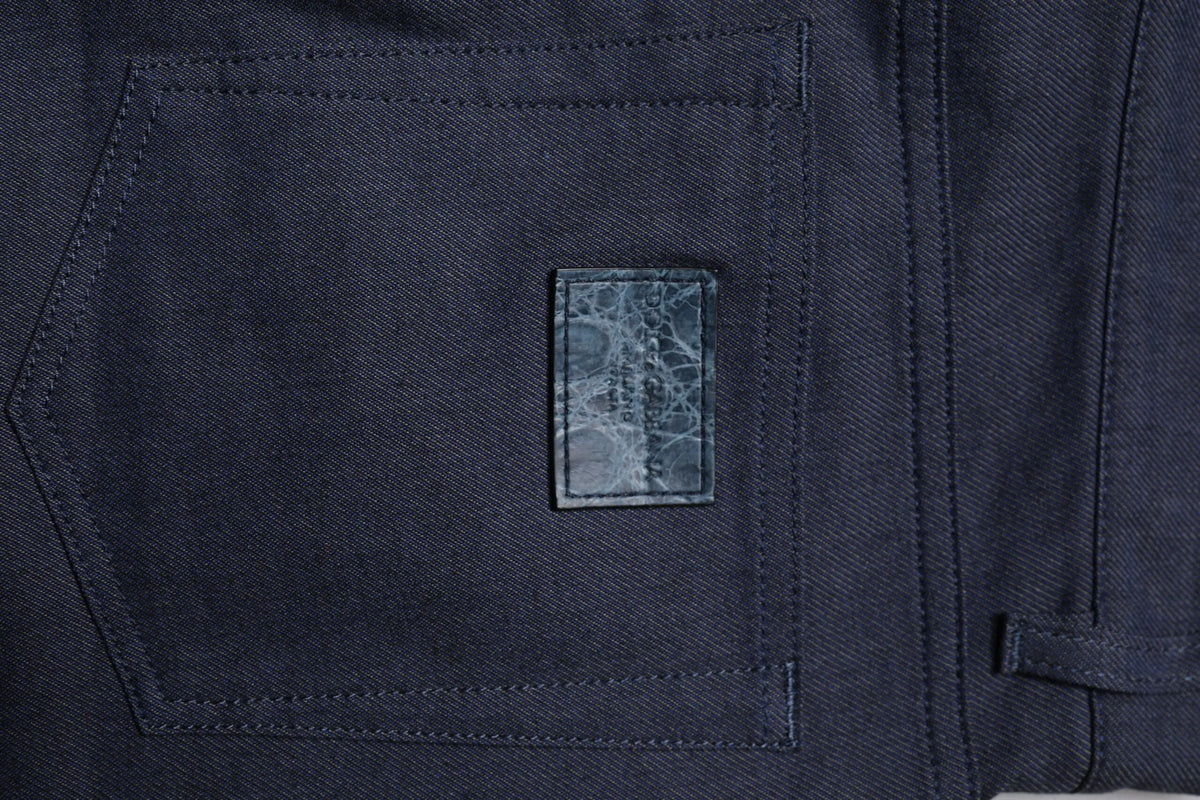 Poche de veste en jean denim bleu foncé avec patch en cuir texturé embossé logo dolce & gabbana jeans skinny coton stretch