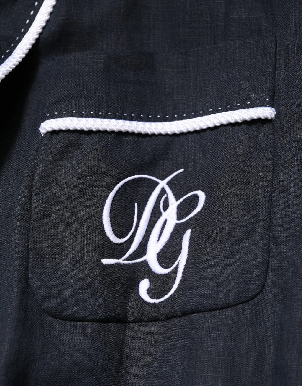Haut de pyjama en lin noir avec monogramme brodé blanc et couture en forme de corde dolce & gabbana veste bleue foncée dg
