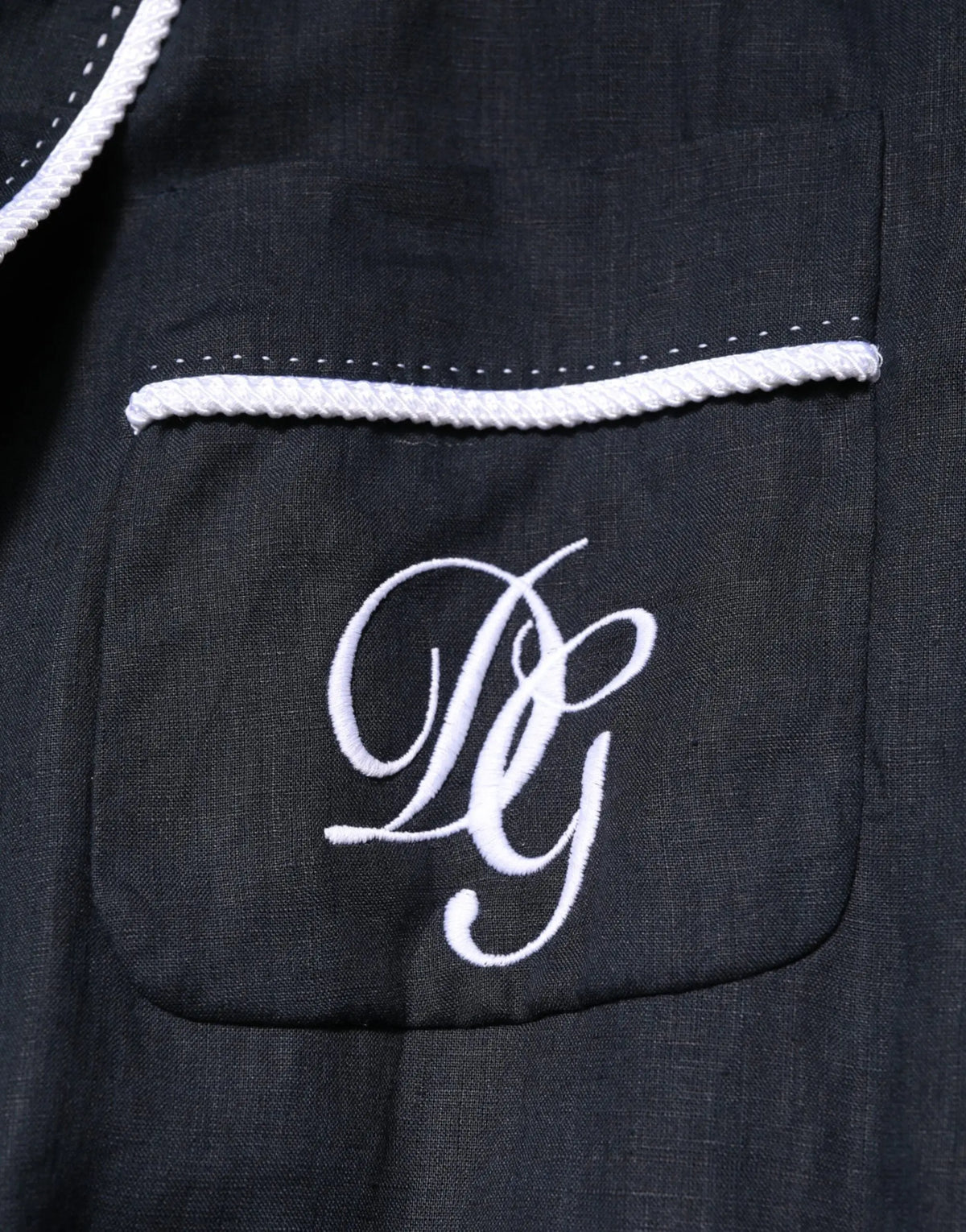 Haut de pyjama en lin noir avec monogramme brodé blanc et couture en forme de corde dolce & gabbana veste bleue foncée dg