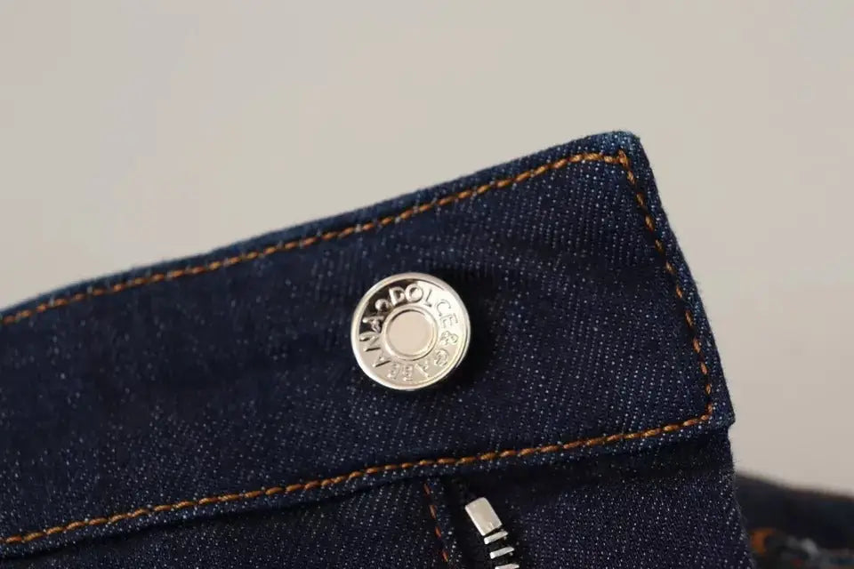 Bouton circulaire argenté dolce & gabbana sur denim bleu foncé short hot pants en jean orné dolce & gabbana