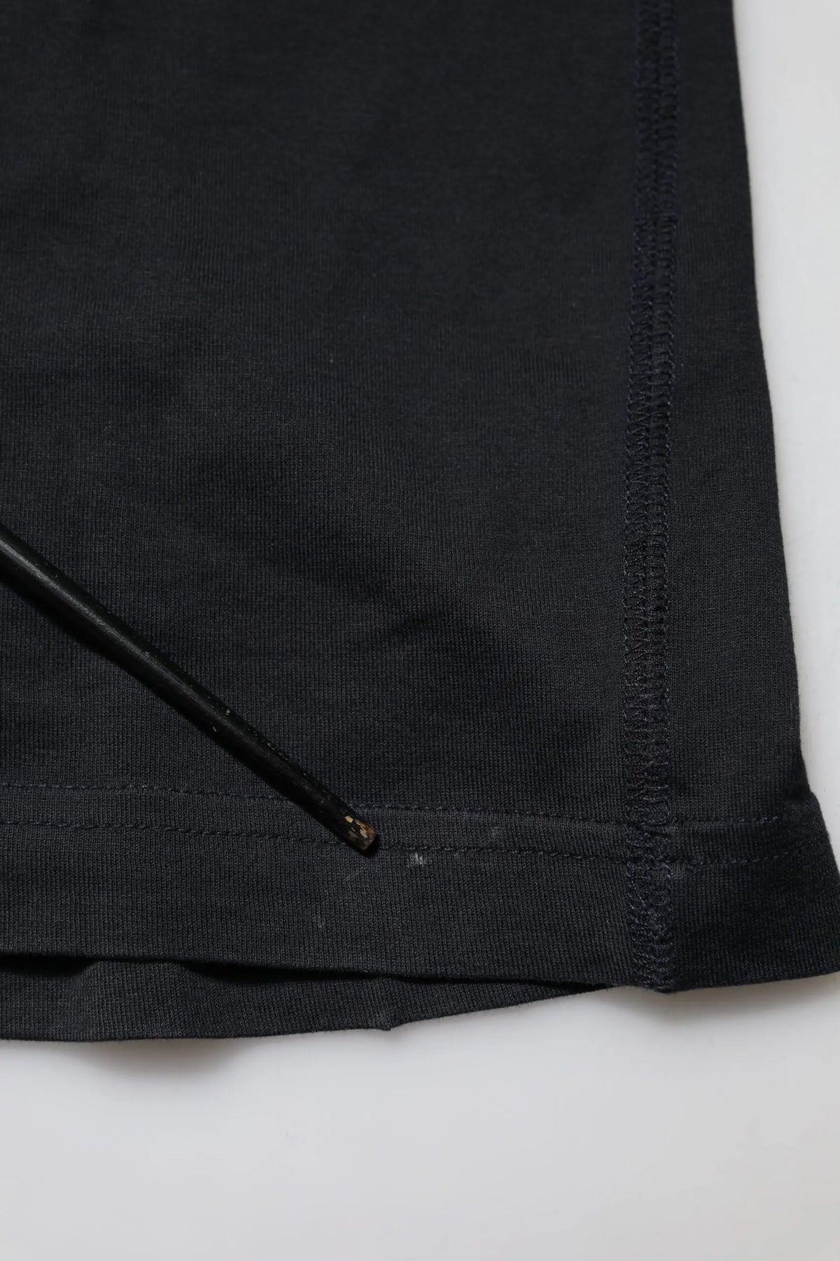 T-shirt en coton noir dolce & gabbana avec plaque logo bleu foncé et couture visible sur le côté