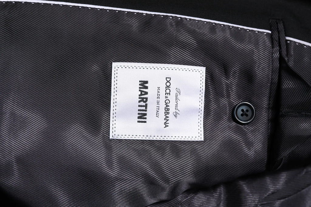 Intérieur d’une veste en tissu noir avec étiquette blanche martini dolce & gabbana pour blazer en laine bleu foncé