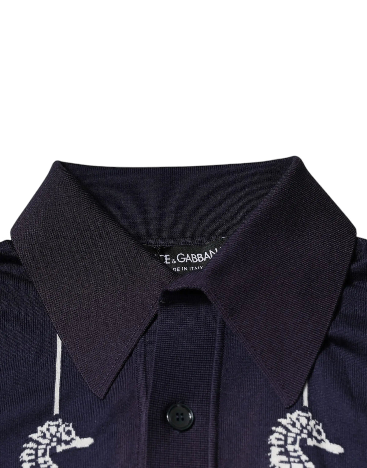 Dolce & gabbana polo en maille bleu marine avec col à boutons noirs et broderie blanche de hippocampe