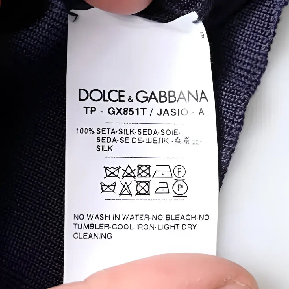 Étiquette d’entretien en soie 100 pour cent pour polo dolce & gabbana bleu foncé avec col et motif hippocampe