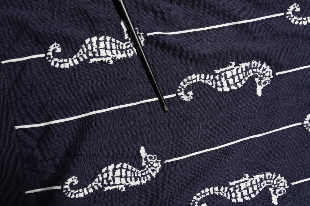 Polo à col dolce & gabbana bleu marine en coton avec motifs blancs de hippocampes et rayures horizontales