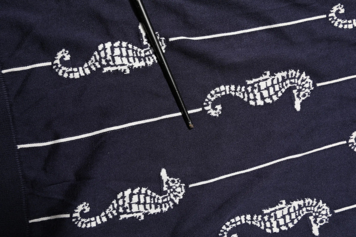 Polo à col dolce & gabbana bleu marine en coton avec motifs blancs de hippocampes et rayures horizontales
