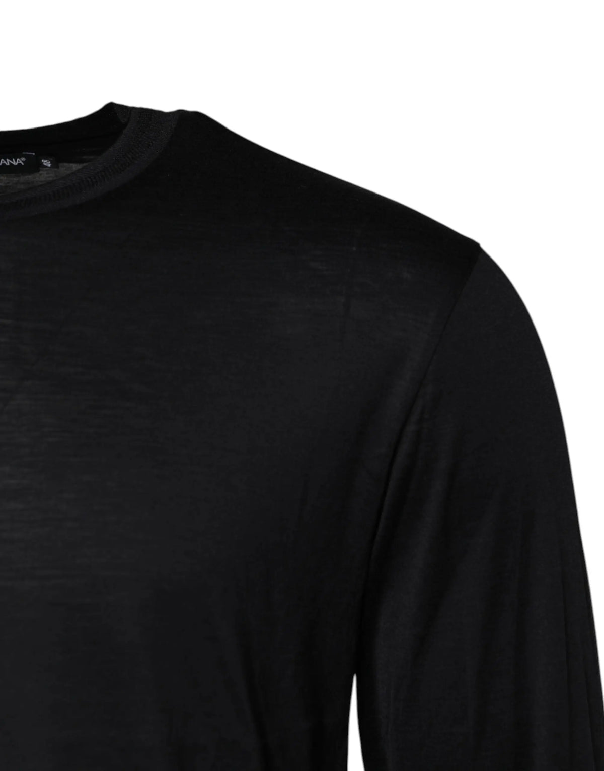 T-shirt noir à manches longues en tissu léger et doux présenté avec un pull en soie bleu foncé dolce & gabbana