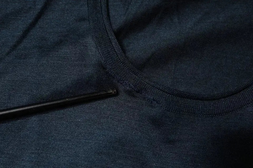 Dolce & gabbana t-shirt en coton bleu foncé texturé avec col rond côtelé et manches courtes en soie