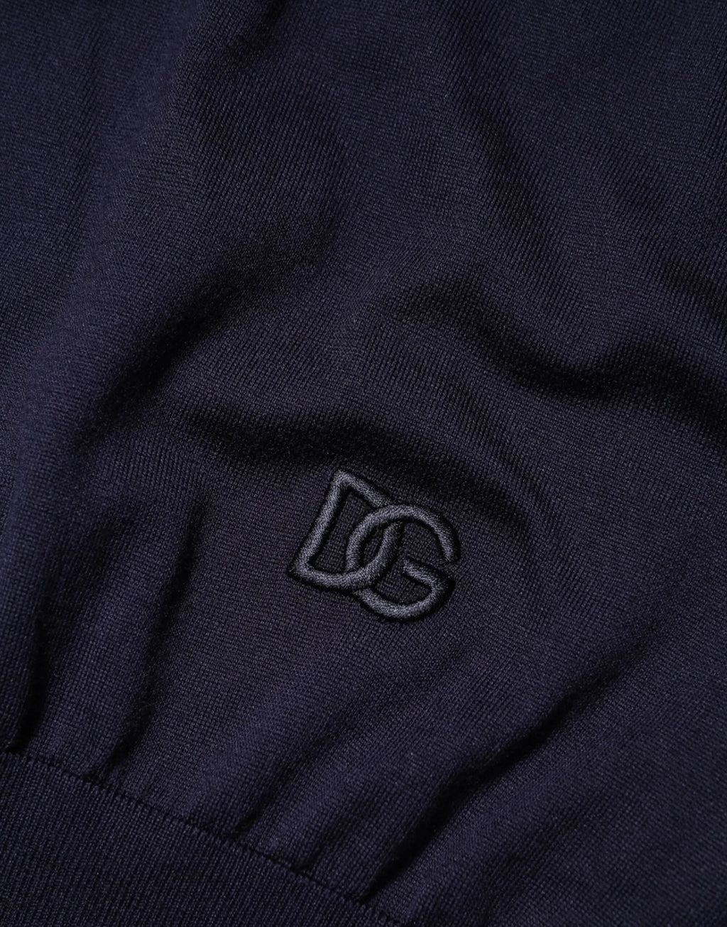 Dolce gabbana t-shirt en soie bleu marine à col rond avec manches courtes et logo dg noir brodé subtil