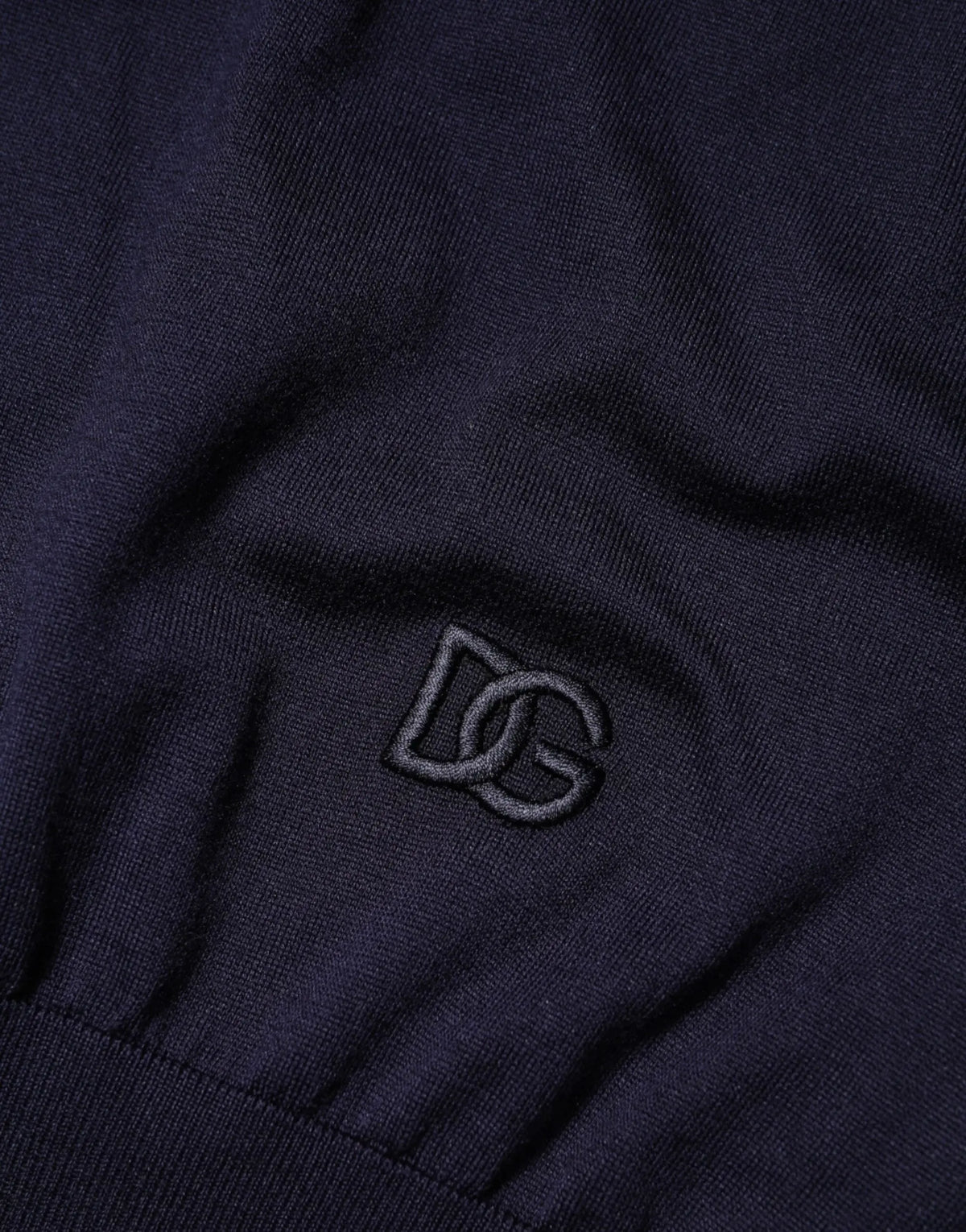 Dolce gabbana t-shirt en soie bleu marine à col rond avec manches courtes et logo dg noir brodé subtil