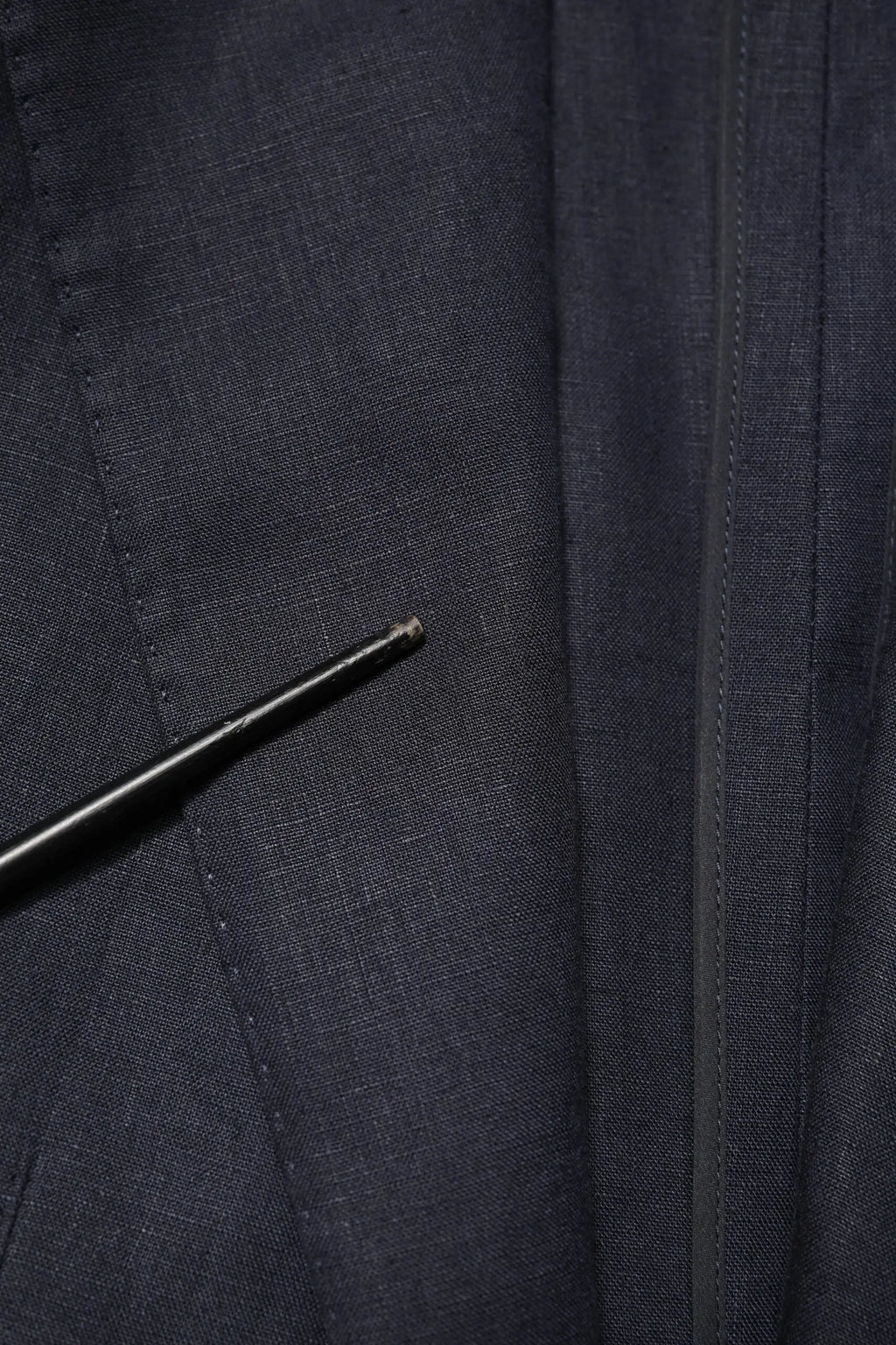Stylo noir posé sur tissu texturé bleu marine foncé du blazer homme dolce & gabbana bleu nuit simple boutonnage