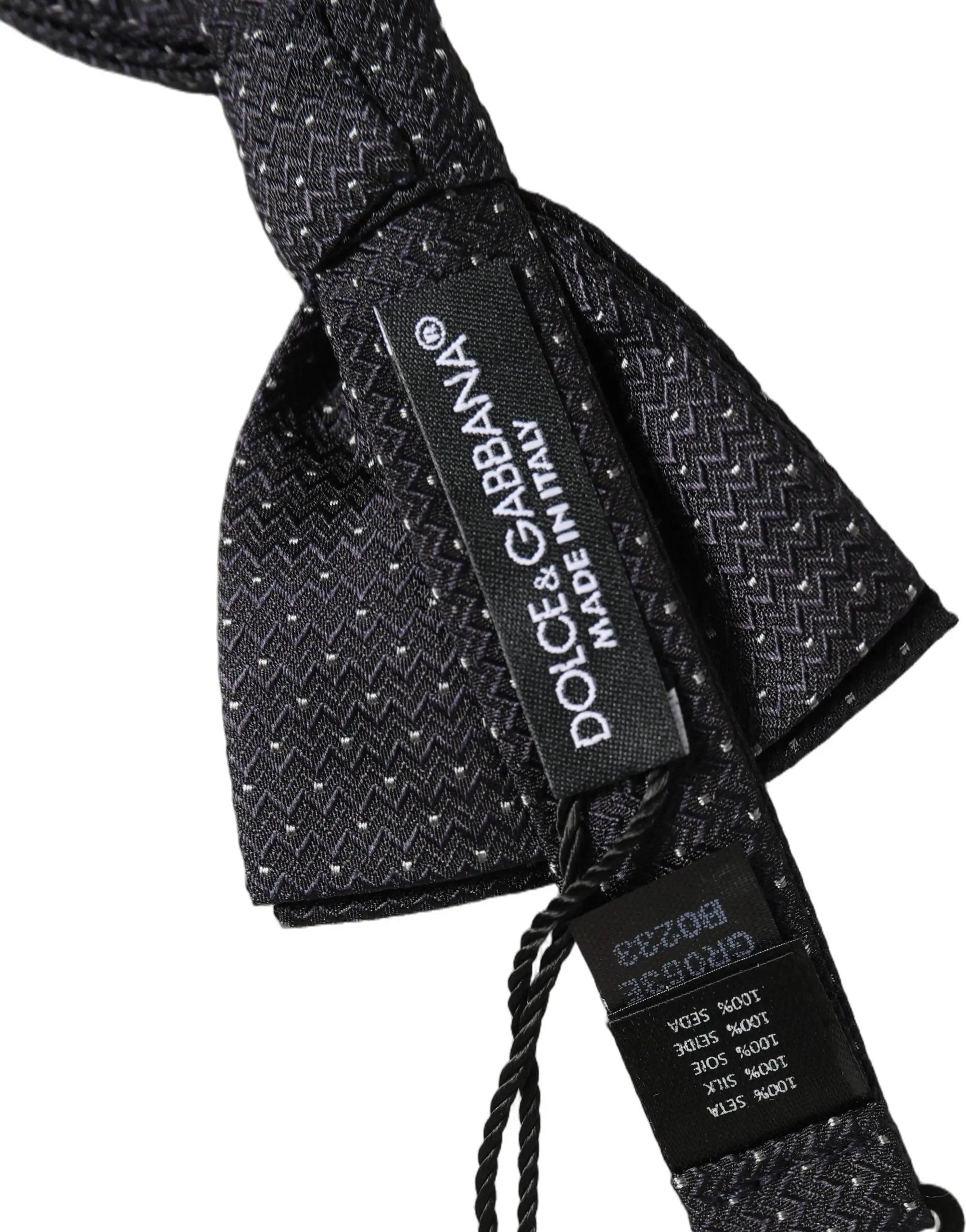 Dolce & gabbana nœud papillon ajustable bleu foncé à pois blancs avec motif chevrons subtils et fines taches blanches